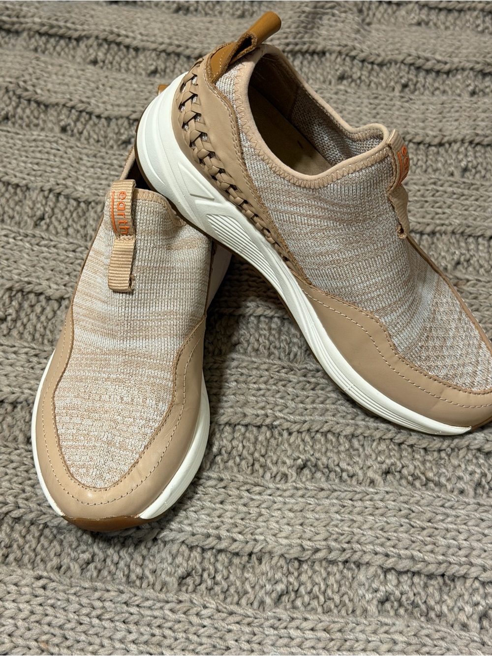 New/Excellent Fit 💥Earth Ladies Slip-On Knit Sneaker Tan Genuine Leather